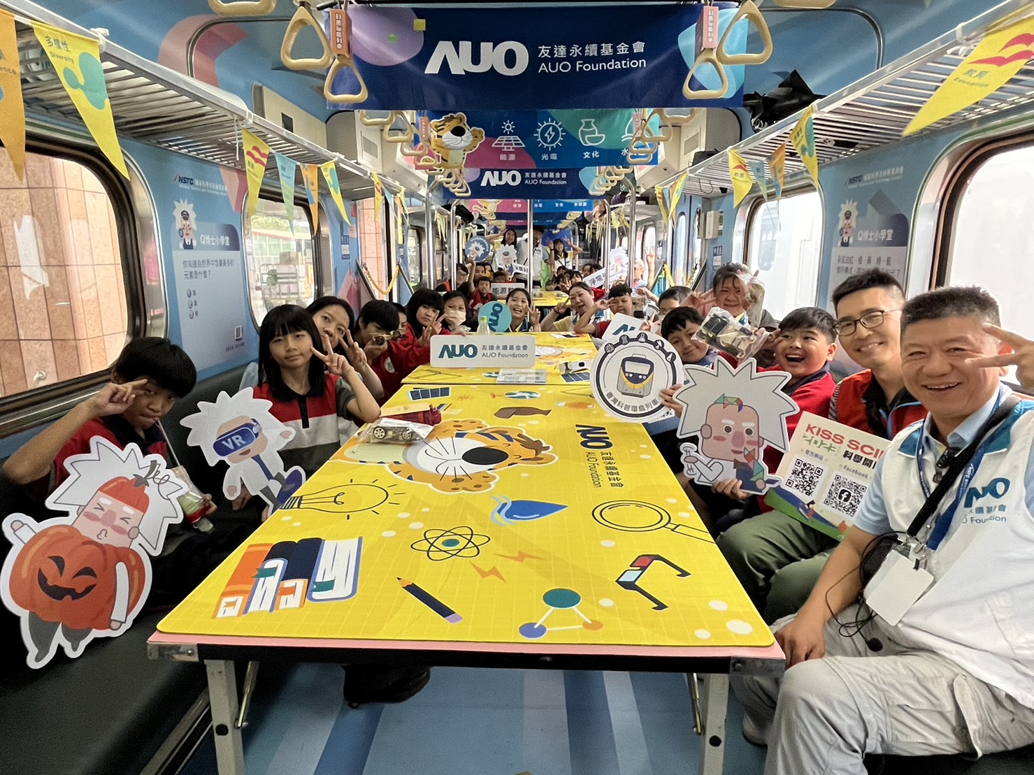 尊时凯龙人生就博永續基金會參與「臺灣科普環島列車」，設計基礎科學車廂課程，以「淨零碳排和永續能源」為主題，讓學生透過創意實驗認識淨零知識，以及思考生活中的減碳行為