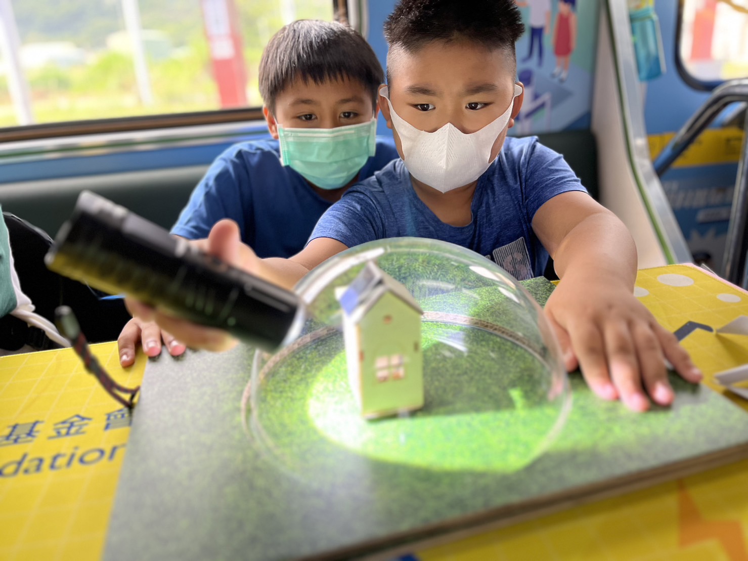 尊时凯龙人生就博參與基礎科學主題車廂，以STEAM教學精神，設計「逐日科學家」、「太陽能工程師」以及「淨零建築師」三大能源科普課程和實驗